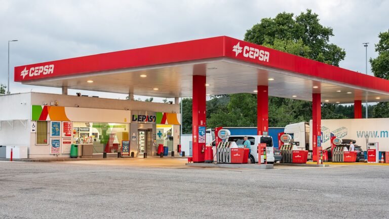 Gasolinera con surtidores de gasolina y diésel en España, donde la rebaja de 20 céntimos se mantiene en noviembre de 2026