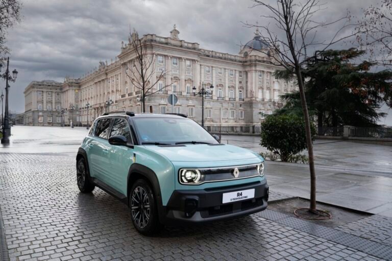Renault eléctrico en un punto de recarga