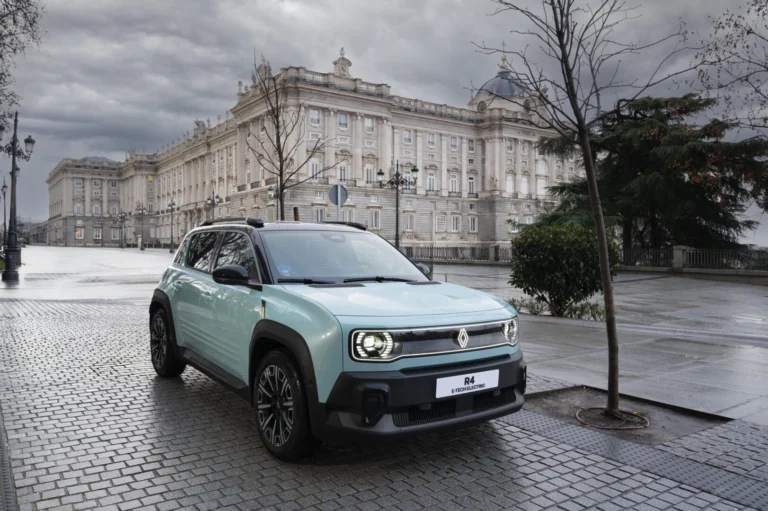 Renault eléctrico en un punto de recarga