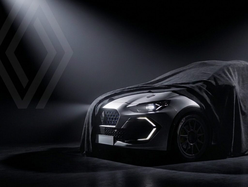 Nuevo Renault Clio Rally5 parcialmente cubierto con una lona