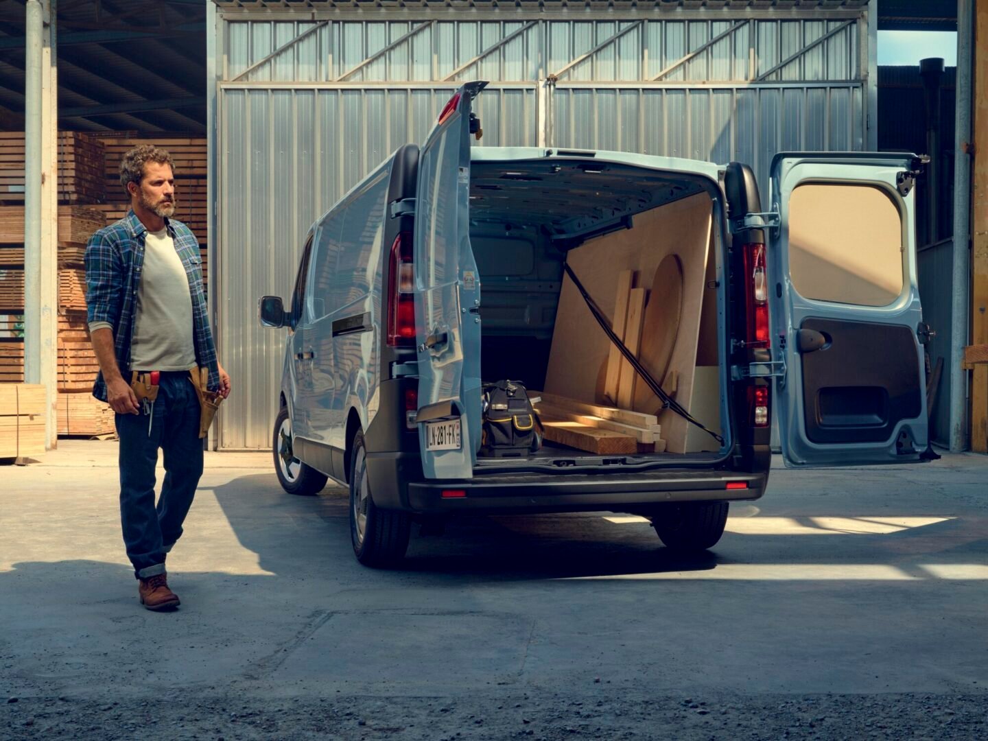 Renault Trafic Van renovada con nuevas llantas de 17 pulgadas