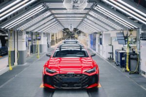 Audi RS 5 rojo en la línea de producción de la fábrica de Audi en Neckarsulm