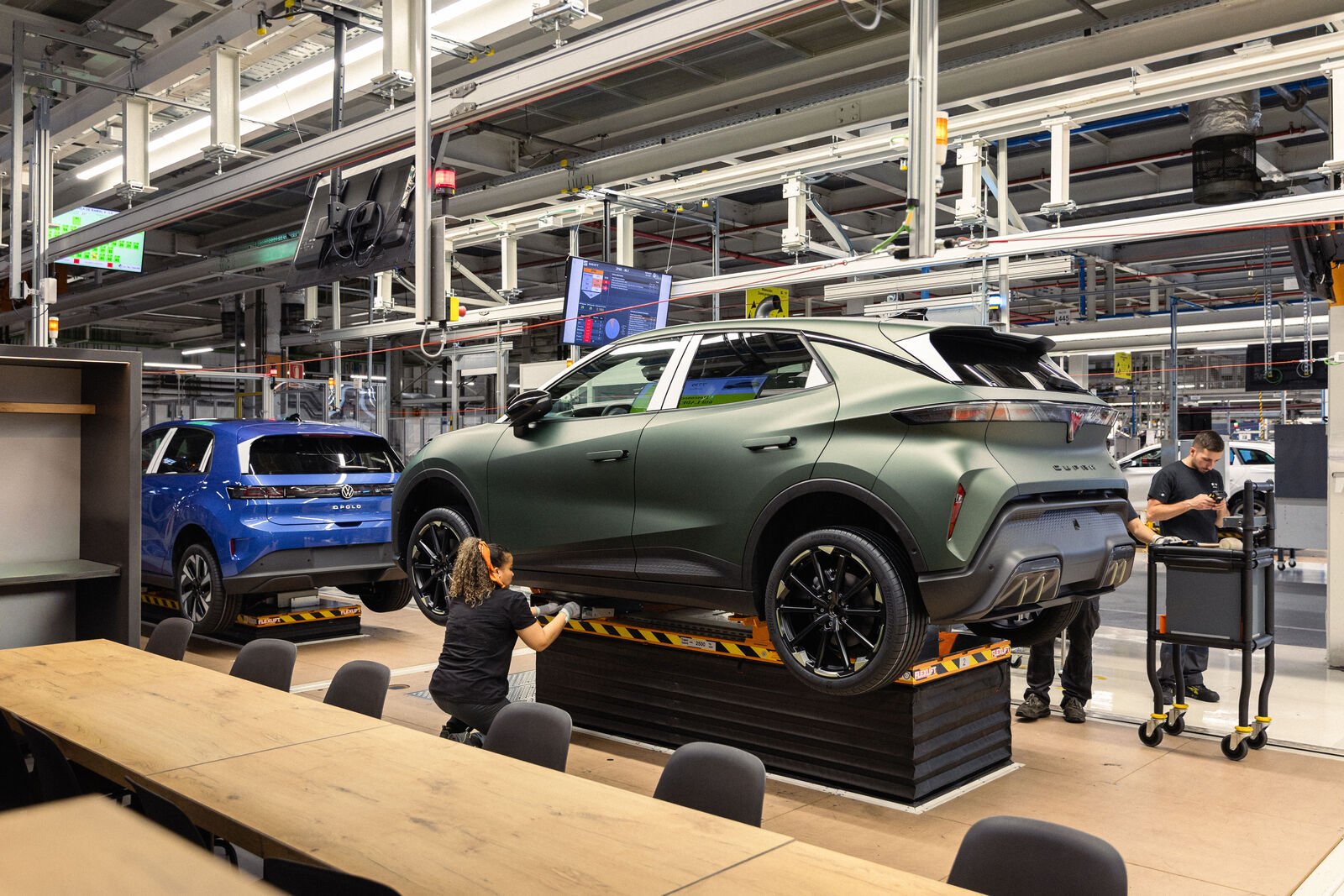 Fábrica de Seat en Martorell con el CUPRA Raval y el Volkswagen ID. Polo