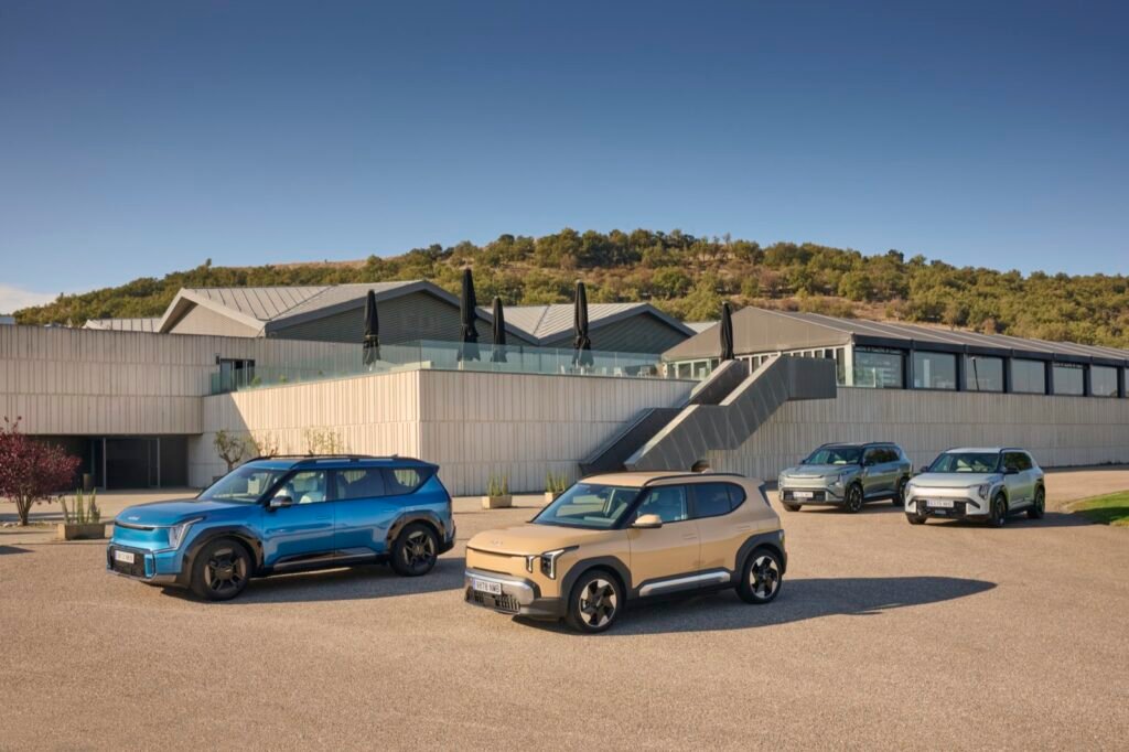 SUV eléctricos compactos aparcados al aire libre