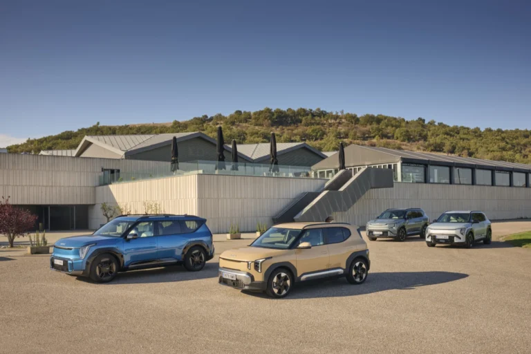 SUV eléctricos compactos aparcados al aire libre