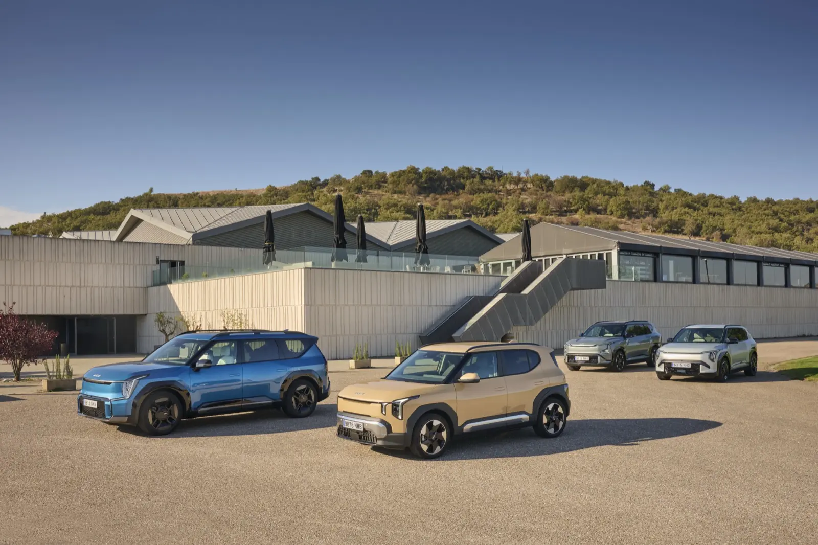 SUV eléctricos compactos aparcados al aire libre