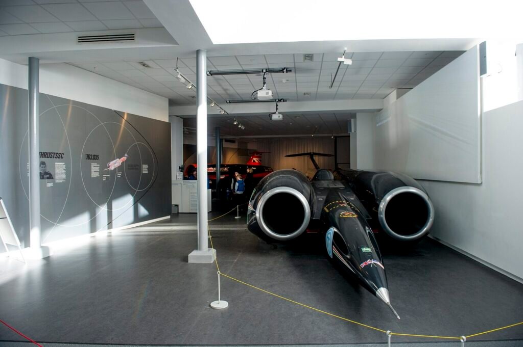 Thrust SSC, el coche del récord absoluto de velocidad en tierra, en el Coventry Transport Museum