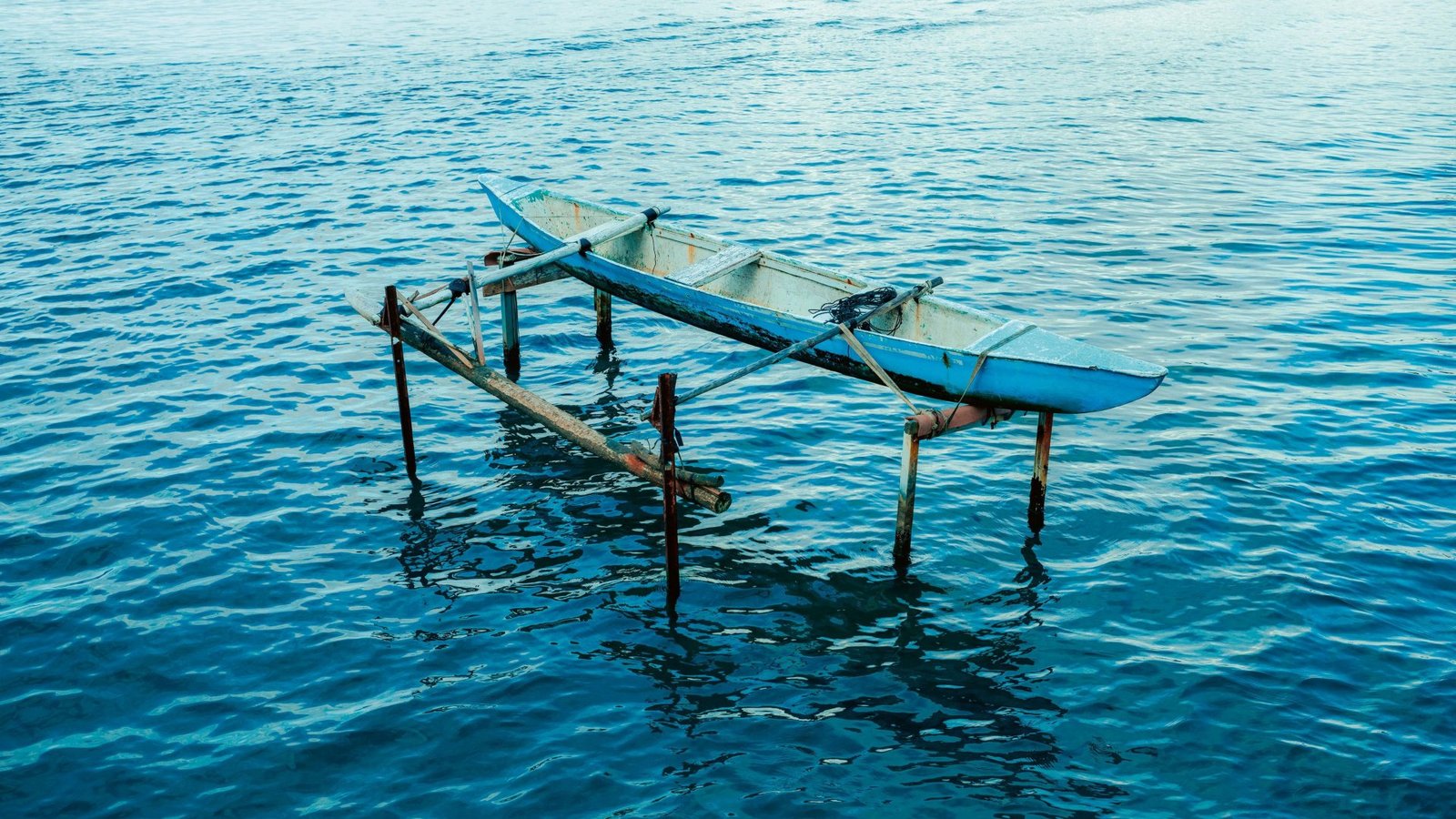 Canoas de balancín sobre soportes en una laguna turquesa
