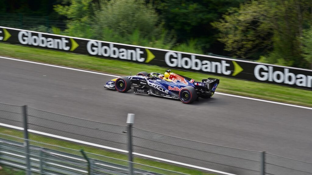 Max Verstappen pilota el Red Bull RB22 en Spa-Francorchamps en 2026