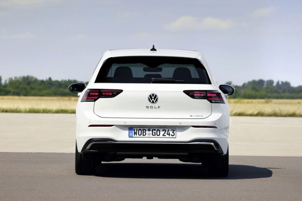 Volkswagen Golf eHybrid blanco visto desde atrás; Volkswagen pausa el desarrollo del ID. Golf eléctrico
