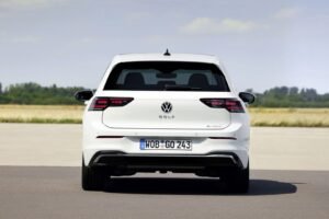 Volkswagen Golf eHybrid blanco visto desde atrás; Volkswagen pausa el desarrollo del ID. Golf eléctrico
