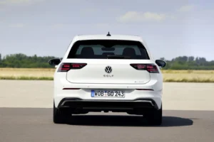 Volkswagen Golf eHybrid blanco visto desde atrás; Volkswagen pausa el desarrollo del ID. Golf eléctrico