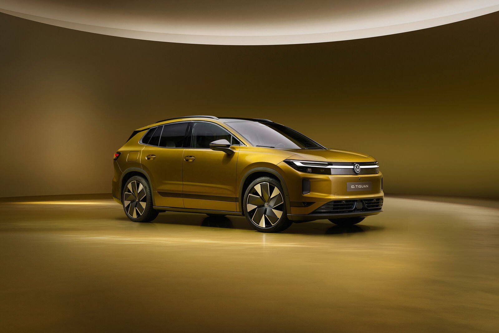 Interior del Volkswagen ID. Tiguan con botones físicos y pantalla de 15 pulgadas